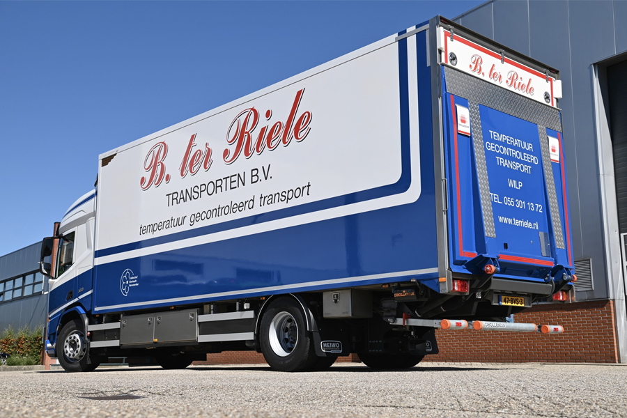 TR 4 900 x 600.jpg
